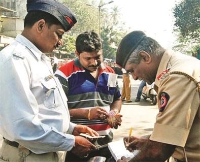 If you don't follow the traffic rules, you will be fined | वाहतुकीचा नियम पाळला नाहीत तर दंडाचा बडगा नक्की If you don't follow the traffic rules, you will be fined | वाहतुकीचा नियम पाळला नाहीत तर दंडाचा बडगा नक्की