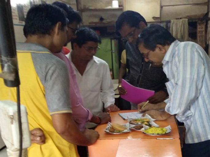 Taloda police check for 150 shops | तळोदा पालिकेतर्फे दीडशे दुकानांची तपासणी Taloda police check for 150 shops | तळोदा पालिकेतर्फे दीडशे दुकानांची तपासणी