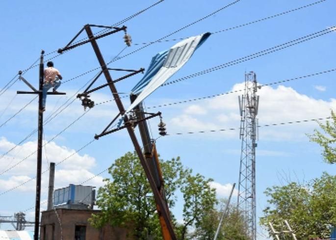 Three-day light bulb, industry jam | तीन दिवसांपासून बत्ती गुल, उद्योग ठप्प Three-day light bulb, industry jam | तीन दिवसांपासून बत्ती गुल, उद्योग ठप्प