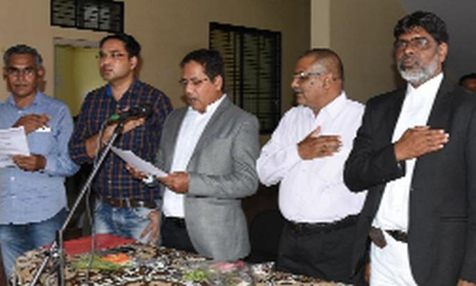 Tobacco Opposition Sworn In District Court | जिल्हा न्यायालयात तंबाखू विरोधाची घेतली शपथ