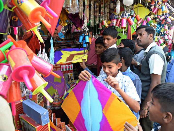 Concerned, kite relationships are still tight, crowds of consumers buying kites | संक्रांत, पतंगाचे नाते आजही घट्ट, पतंग खरेदीसाठी ग्राहकांची गर्दी Concerned, kite relationships are still tight, crowds of consumers buying kites | संक्रांत, पतंगाचे नाते आजही घट्ट, पतंग खरेदीसाठी ग्राहकांची गर्दी