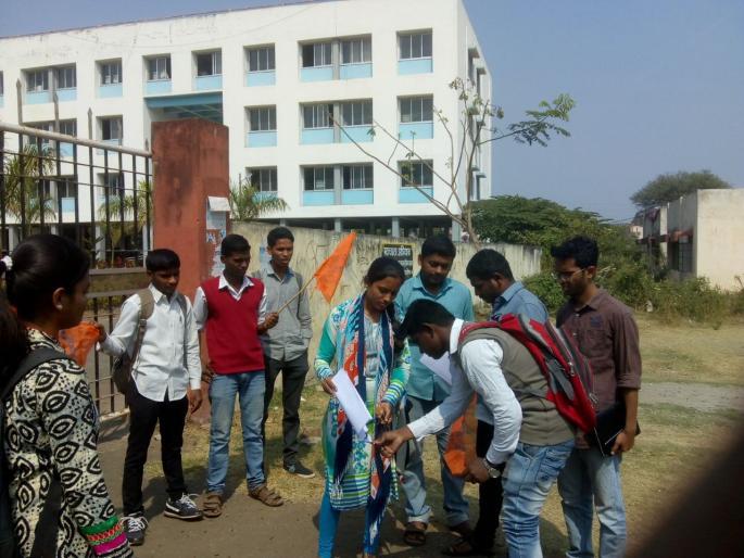 Kolhapur: 'Holi' by scholarship subject 'ABVIP' | कोल्हापूर :शिष्यवृत्ती विषयातील परिपत्रकाची ‘अभाविप’तर्फे होळी