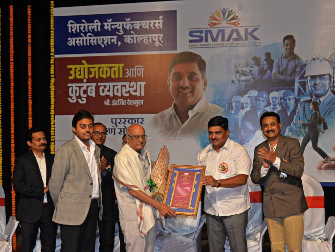 Smack honors those who lend a helping hand during the floods, Corona | महापूर, कोरोनावेळी मदतीचा हात देणाऱ्यांचा स्मॅकडून सन्मान Smack honors those who lend a helping hand during the floods, Corona | महापूर, कोरोनावेळी मदतीचा हात देणाऱ्यांचा स्मॅकडून सन्मान