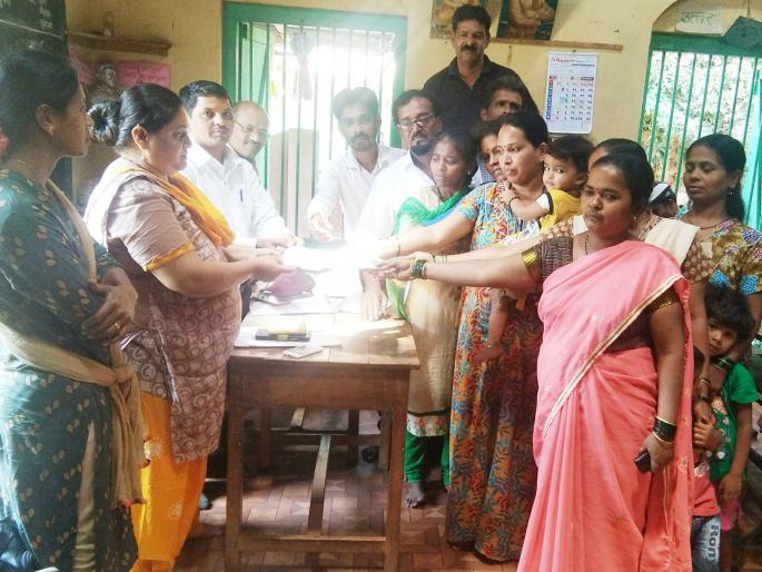 Anganwadi helpers threaten to burn school | अंगणवाडी मदतनीसने दिली शाळा जाळून टाकण्याची धमकी Anganwadi helpers threaten to burn school | अंगणवाडी मदतनीसने दिली शाळा जाळून टाकण्याची धमकी