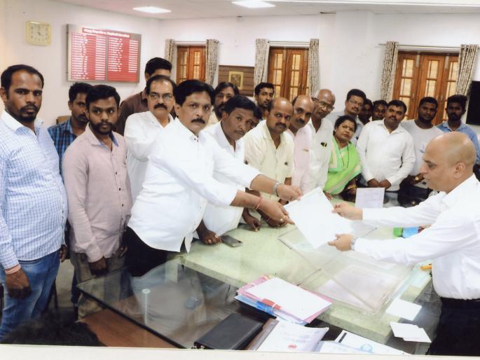 If the farmers do not follow the increase in the prices of chemical fertilizers, then the ministers can stop the village | रासायनिक खतांची दरवाढ मागे न घेतल्यास मंत्र्यांना गाव बंद If the farmers do not follow the increase in the prices of chemical fertilizers, then the ministers can stop the village | रासायनिक खतांची दरवाढ मागे न घेतल्यास मंत्र्यांना गाव बंद