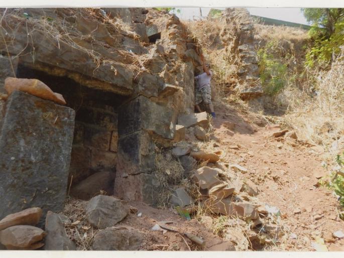 The existence of the South Door in the Pawangand Cleanliness campaign | पावनगड स्वच्छता मोहिमेतून दक्षिण दरवाज्याचे अस्तित्व उजेडात The existence of the South Door in the Pawangand Cleanliness campaign | पावनगड स्वच्छता मोहिमेतून दक्षिण दरवाज्याचे अस्तित्व उजेडात