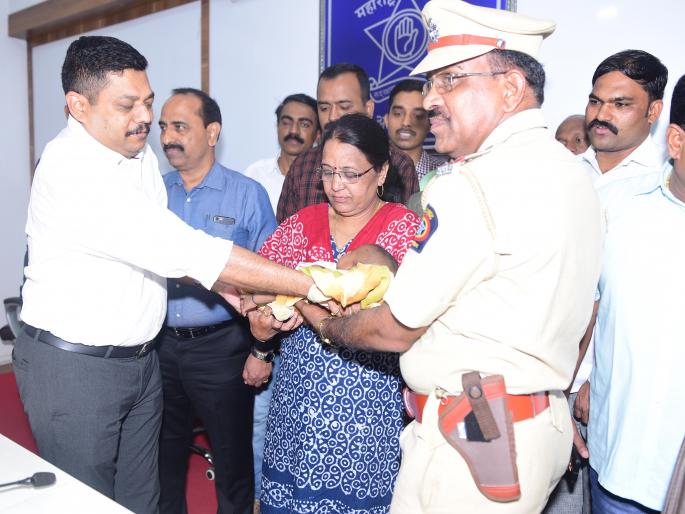 Thane police rescued the kidnapped infant boy from Nashik: Thane police arrested the woman | मुंबईतून अपहरण झालेल्या बाळाची नाशिक येथून सुखरुप सुटका: ठाणे पोलिसांनी केली महिलेस अटक Thane police rescued the kidnapped infant boy from Nashik: Thane police arrested the woman | मुंबईतून अपहरण झालेल्या बाळाची नाशिक येथून सुखरुप सुटका: ठाणे पोलिसांनी केली महिलेस अटक