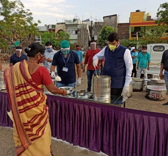 Devendra Fadnavis distribute food to needy persons | देवेंद्र फडणवीसांनी नागपुरात गरजूंना वाढलं जेवण; कार्यकर्त्यांना शाबासकी