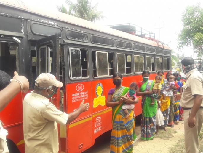 CoronaVirus Lockdown: Two hundred workers from Kasba Bawda left for Karnataka by bus | CoronaVirus Lockdown : कसबा बावड्यातील दोनशे श्रमिक बसने कर्नाटकात रवाना CoronaVirus Lockdown: Two hundred workers from Kasba Bawda left for Karnataka by bus | CoronaVirus Lockdown : कसबा बावड्यातील दोनशे श्रमिक बसने कर्नाटकात रवाना