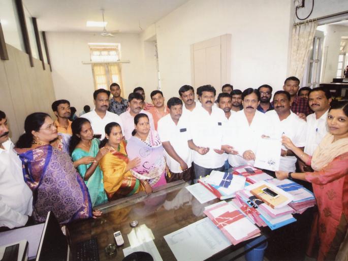 Revoke the fat grains off on the vehicle: demand for Congress | वाहनधारकांना रेशनवरील धान्य बंदचा फतवा मागे घ्या: कॉँग्रेसची मागणी Revoke the fat grains off on the vehicle: demand for Congress | वाहनधारकांना रेशनवरील धान्य बंदचा फतवा मागे घ्या: कॉँग्रेसची मागणी