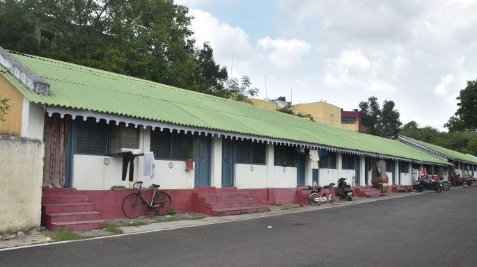 Order to evacuate the '160 room hall' colony in Nagpur | नागपुरातील ‘१६० खोल्यांचे गाळे’ वसाहत रिकामे करण्याचे आदेश Order to evacuate the '160 room hall' colony in Nagpur | नागपुरातील ‘१६० खोल्यांचे गाळे’ वसाहत रिकामे करण्याचे आदेश