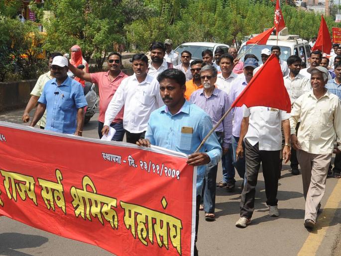 Kolhapur: A discussion on Chandrakant Patil's office of contact with ESIC | कोल्हापूर : ‘ईएसआयसी’च्या प्रश्नांबाबत चंद्रकांत पाटील यांच्या संपर्क कार्यालयावर मोर्चा Kolhapur: A discussion on Chandrakant Patil's office of contact with ESIC | कोल्हापूर : ‘ईएसआयसी’च्या प्रश्नांबाबत चंद्रकांत पाटील यांच्या संपर्क कार्यालयावर मोर्चा