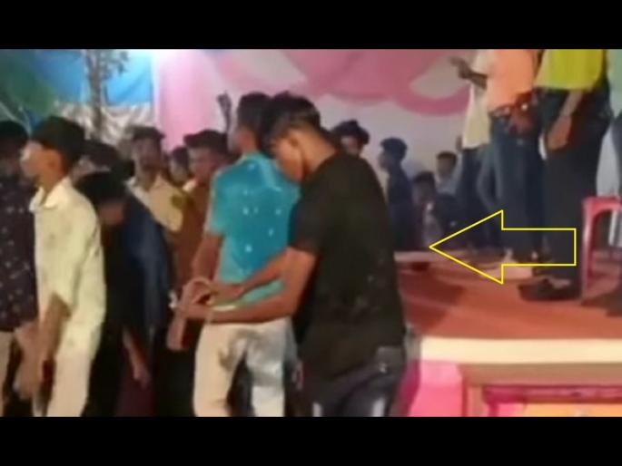 Boy dancing after taking khaini in mouth steps goes viral | तंबाखू डान्स! नागिण डान्स, डिस्को डान्स तुम्ही खूप पाहिले असतील, तरूणाचा हा यूनिक डान्स बघून व्हाल अवाक्... Boy dancing after taking khaini in mouth steps goes viral | तंबाखू डान्स! नागिण डान्स, डिस्को डान्स तुम्ही खूप पाहिले असतील, तरूणाचा हा यूनिक डान्स बघून व्हाल अवाक्...