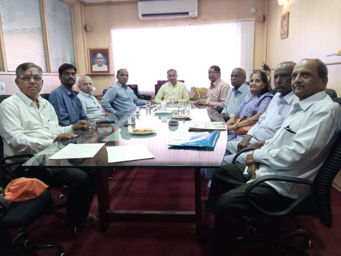 Kolhapur: 60 years of age for senior citizens | कोल्हापूर : ज्येष्ठ नागरिकांसाठी ६०वर्षाची वयोमर्यादा कागदावरच, ‘लोकमत’ला सदीच्छा भेट Kolhapur: 60 years of age for senior citizens | कोल्हापूर : ज्येष्ठ नागरिकांसाठी ६०वर्षाची वयोमर्यादा कागदावरच, ‘लोकमत’ला सदीच्छा भेट