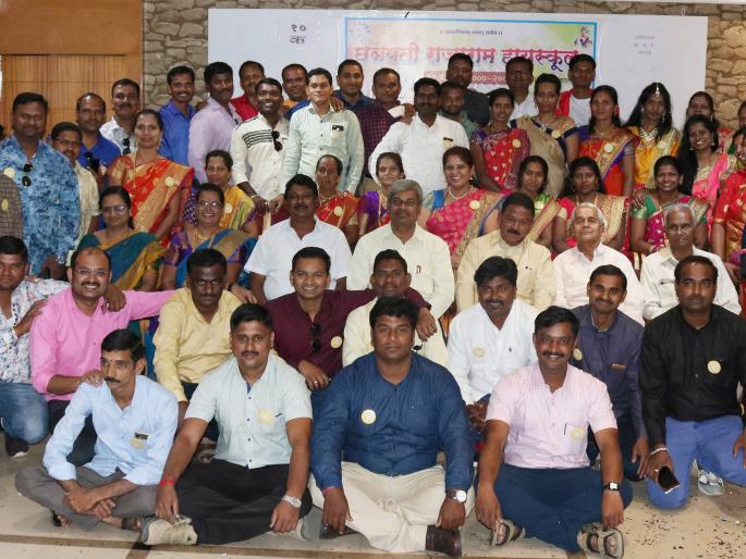 Kolhapur - After 18 years, the class again of class 10 again | कोल्हापूर - १८ वर्षांनी भरला पुन्हा दहावीचा वर्ग Kolhapur - After 18 years, the class again of class 10 again | कोल्हापूर - १८ वर्षांनी भरला पुन्हा दहावीचा वर्ग