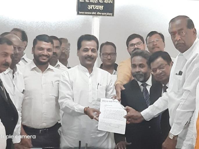 Devasthan should fund roads, a statement from the All-Party Action Committee | देवस्थानने रस्त्यांसाठी निधी द्यावा, सर्वपक्षीय कृती समितीचे निवेदन Devasthan should fund roads, a statement from the All-Party Action Committee | देवस्थानने रस्त्यांसाठी निधी द्यावा, सर्वपक्षीय कृती समितीचे निवेदन