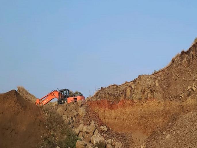 Excavation near Gaymukh on Jotiba mountain despite action, complaint to Kolhapur District Collector | Kolhapur: कारवाईला न जुमानता जोतिबा डोंगरावरील गायमुखाजवळ उत्खनन, जिल्हाधिकाऱ्यांकडे तक्रार  Excavation near Gaymukh on Jotiba mountain despite action, complaint to Kolhapur District Collector | Kolhapur: कारवाईला न जुमानता जोतिबा डोंगरावरील गायमुखाजवळ उत्खनन, जिल्हाधिकाऱ्यांकडे तक्रार