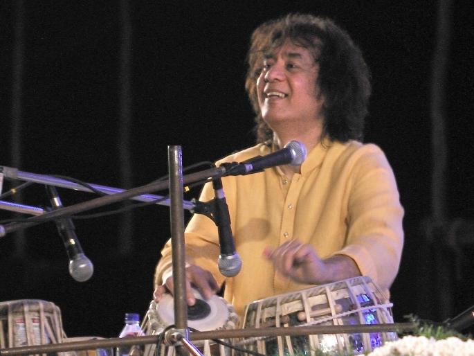 Kolhapurkars also experienced the juggling act of Ustad Zakir Hussain with his father | उस्ताद झाकीर हुसेन यांच्या तबल्याची जादू कोल्हापूरकरांनी अनेकदा अनुभवली Kolhapurkars also experienced the juggling act of Ustad Zakir Hussain with his father | उस्ताद झाकीर हुसेन यांच्या तबल्याची जादू कोल्हापूरकरांनी अनेकदा अनुभवली