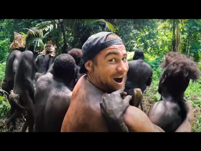 Australian Man suddenly reached the mysterious island tribals welcomes in the northern vanuatu forest | फिरता फिरता रहस्यमय आयलॅंडवर पोहोचली ही व्यक्ती, जंगलात राहणारे आदिवासी आले आणि....