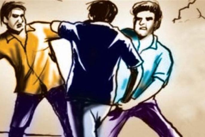 A minor from a backward community was tied to a tree | मागास समुदायातील अल्पवयीन मुलाला झाडाला बांधले A minor from a backward community was tied to a tree | मागास समुदायातील अल्पवयीन मुलाला झाडाला बांधले