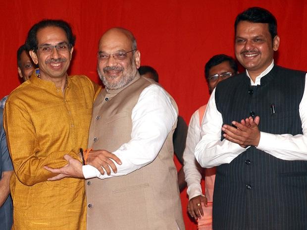 Delhi ready to leave Shiv Sena 115 to 120 seats; Alliance talks on back foot by order of Delhi | शिवसेनेला ११५ ते १२० जागा सोेडण्याची दिल्लीची तयारी; युतीची चर्चा बॅकफूटवर Delhi ready to leave Shiv Sena 115 to 120 seats; Alliance talks on back foot by order of Delhi | शिवसेनेला ११५ ते १२० जागा सोेडण्याची दिल्लीची तयारी; युतीची चर्चा बॅकफूटवर