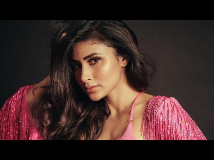 Mouni Roy hottest video ever wear pink bra with transparent white cloth | Hotness Alert! मौनी रॉयचा सुपरबोल्ड व्हिडीओ पाहून फॅन्सची उडाली झोप Mouni Roy hottest video ever wear pink bra with transparent white cloth | Hotness Alert! मौनी रॉयचा सुपरबोल्ड व्हिडीओ पाहून फॅन्सची उडाली झोप