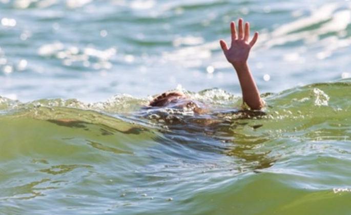 Three children drowned in mine lake | पोहायला जाणे जीवावर बेतले; मुरुमाच्या खाणीत तीन मुलांना जलसमाधी Three children drowned in mine lake | पोहायला जाणे जीवावर बेतले; मुरुमाच्या खाणीत तीन मुलांना जलसमाधी