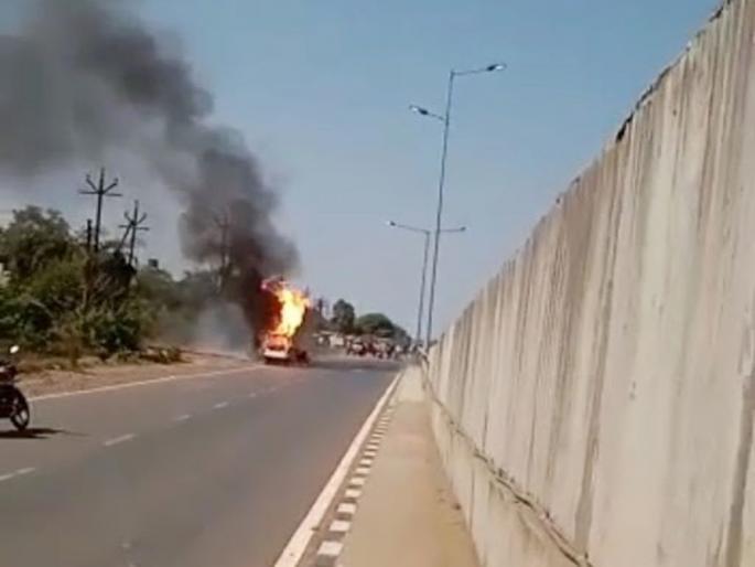 Maruti van catches fire as gas kit explodes; Incident near flyover in Lakhani | मारुती व्हॅनला आग लागून गॅस किटचा स्फोट; लाखनी येथील उड्डाण पुलाजवळील घटना Maruti van catches fire as gas kit explodes; Incident near flyover in Lakhani | मारुती व्हॅनला आग लागून गॅस किटचा स्फोट; लाखनी येथील उड्डाण पुलाजवळील घटना