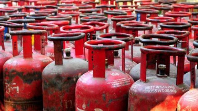 without subsidy gas cylinder price increased by 15.50 Rs. | विनाअनुदानित गॅस सिलेंडर महागला; गृहिणींचे आर्थिक बजेट कोलमडणार