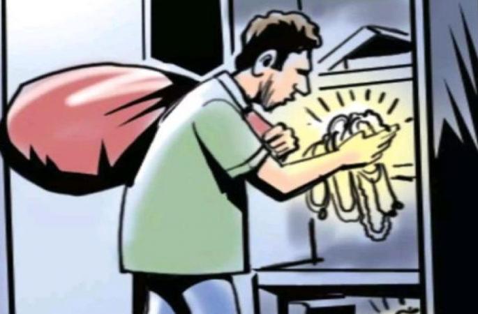 Two lakh gold ornaments from the house in Fapore all day long | फापोरे येथे भरदिवसा घरातून दोन लाखाचे सोन्याचे दागिने लंपास Two lakh gold ornaments from the house in Fapore all day long | फापोरे येथे भरदिवसा घरातून दोन लाखाचे सोन्याचे दागिने लंपास