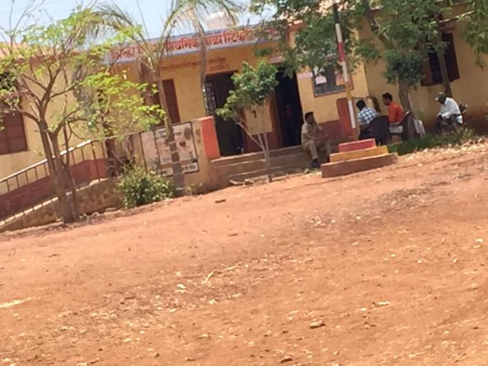 Boycott voting of retiree villages in Karmala taluka | करमाळा तालुक्यातील रिटेवाडी ग्रामस्थांचा मतदानावर बहिष्कार Boycott voting of retiree villages in Karmala taluka | करमाळा तालुक्यातील रिटेवाडी ग्रामस्थांचा मतदानावर बहिष्कार