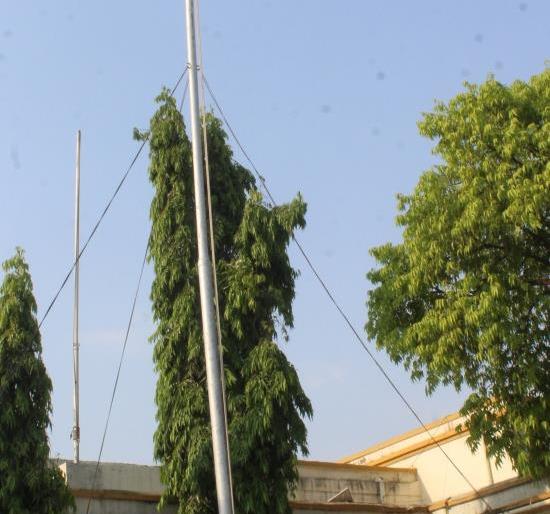Akola: Flag hoisting at the Collectorate on the occasion of Maharashtra Day | अकोला : महाराष्ट्र दिनानिमित्त जिल्हाधिकारी कार्यालयात ध्वजारोहण Akola: Flag hoisting at the Collectorate on the occasion of Maharashtra Day | अकोला : महाराष्ट्र दिनानिमित्त जिल्हाधिकारी कार्यालयात ध्वजारोहण