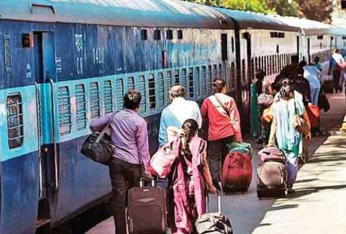 Every day 20,000 Solapurkars travel by 110 express trains | ११० एक्स्प्रेस गाड्यांतून रोज करतात २० हजार सोलापूरकर रेल्वेने प्रवास Every day 20,000 Solapurkars travel by 110 express trains | ११० एक्स्प्रेस गाड्यांतून रोज करतात २० हजार सोलापूरकर रेल्वेने प्रवास