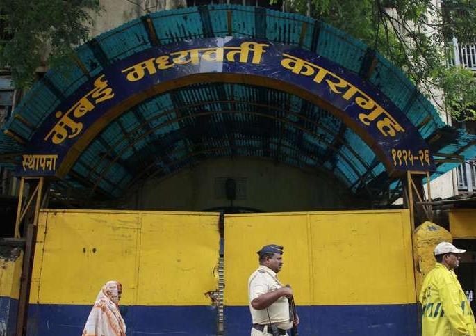 Coronavirus: hole in the wall of the prison interview cell; Arthur Road Prison Causes Infection? | Coronavirus: कारागृहाच्या मुलाखत कक्षाच्या तटबंदीला छेद; आर्थर रोड जेल संसर्ग होण्यास कारणीभूत? Coronavirus: hole in the wall of the prison interview cell; Arthur Road Prison Causes Infection? | Coronavirus: कारागृहाच्या मुलाखत कक्षाच्या तटबंदीला छेद; आर्थर रोड जेल संसर्ग होण्यास कारणीभूत?