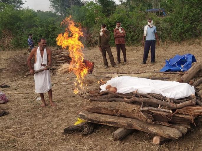 Train Accident: Officials Became Emotional After Listening To Deceased Laborer Father pnm | "साहेब, हे पैसे तुमच्याकडेच ठेवा, माझ्या नातवाला शिक्षण द्या जेणेकरुन तो मजूर बनणार नाही” Train Accident: Officials Became Emotional After Listening To Deceased Laborer Father pnm | "साहेब, हे पैसे तुमच्याकडेच ठेवा, माझ्या नातवाला शिक्षण द्या जेणेकरुन तो मजूर बनणार नाही”