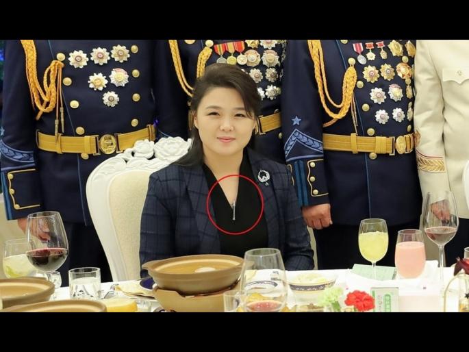 Kim Jong Un wife Ri Sol Ju wearing missile shaped necklace pendant | North Korea: किम जोंग उनच्या पत्नीच्या गळ्यात दिसलं रहस्यमय नेकलेस, काय आहे याचा मेसेज? Kim Jong Un wife Ri Sol Ju wearing missile shaped necklace pendant | North Korea: किम जोंग उनच्या पत्नीच्या गळ्यात दिसलं रहस्यमय नेकलेस, काय आहे याचा मेसेज?