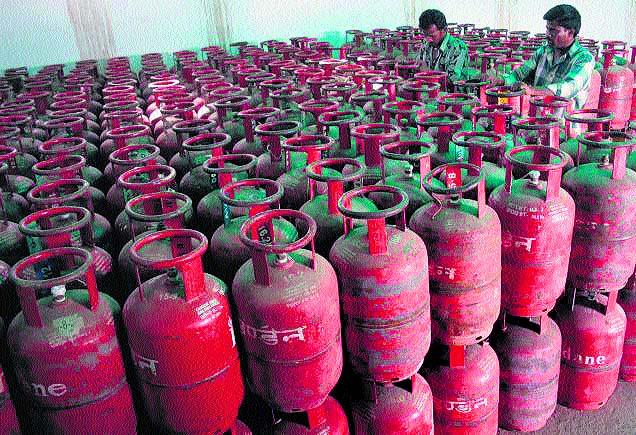 The cylinders cost increased due to problems | सिलिंडर दरवाढीमुळे अडचणींमध्ये भर
