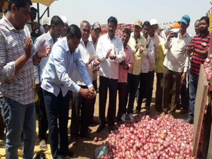Onion price of onion 800 rupees | कांद्याला प्रतिक्विंटल ८०० रुपये भाव Onion price of onion 800 rupees | कांद्याला प्रतिक्विंटल ८०० रुपये भाव