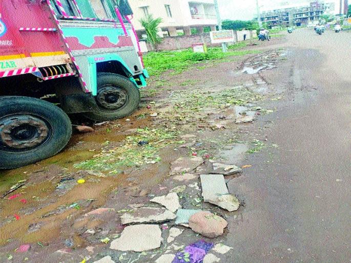 Weekends in the area due to market waste for weeks | आठवडे बाजारांतील कचऱ्यामुळे परिसरात दुर्गंधी