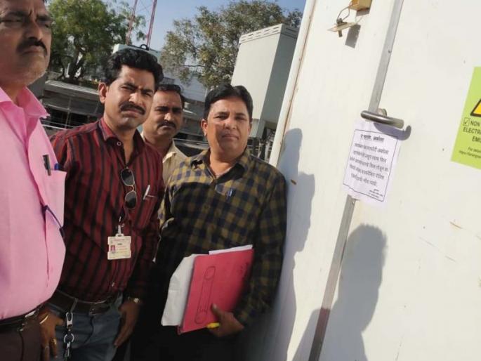 Four mobile towers Seal in akola | चार मोबाइल टॉवर; एका मालमत्तेला ‘सील’ Four mobile towers Seal in akola | चार मोबाइल टॉवर; एका मालमत्तेला ‘सील’