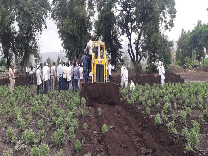 The canal stopped work in Indore | इंदोरी येथे कालव्याचे काम बंद पाडले The canal stopped work in Indore | इंदोरी येथे कालव्याचे काम बंद पाडले