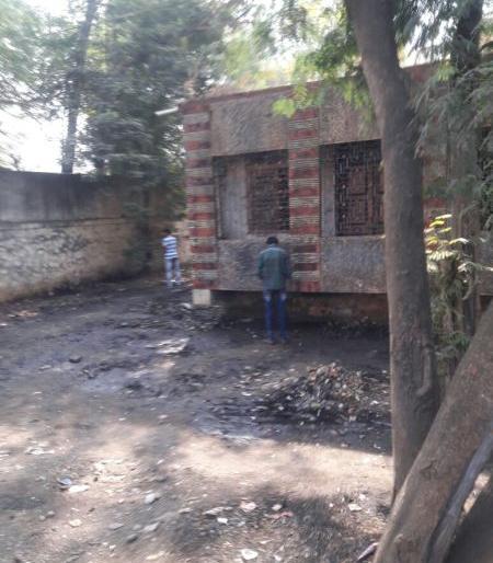 Empowering Pt. Usage of Speaker's bungalow as public repetition | अमळनेरातील पं.स. सभापती बंगल्याचा सार्वजनिक मुतारी म्हणून वापर  Empowering Pt. Usage of Speaker's bungalow as public repetition | अमळनेरातील पं.स. सभापती बंगल्याचा सार्वजनिक मुतारी म्हणून वापर