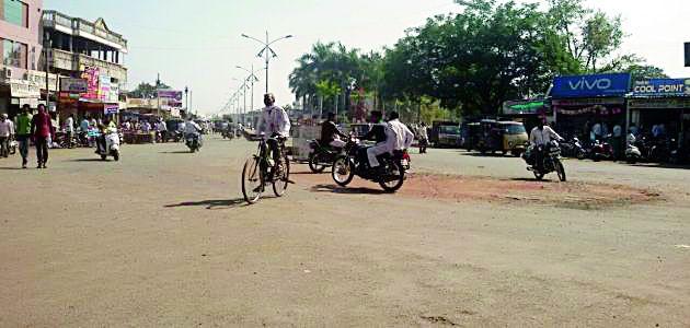 Finally, the 'Jayasthaam' of Dharshada was turned away | अखेर परतवाड्याचे ‘जयस्तंभ’ धाराशायी Finally, the 'Jayasthaam' of Dharshada was turned away | अखेर परतवाड्याचे ‘जयस्तंभ’ धाराशायी