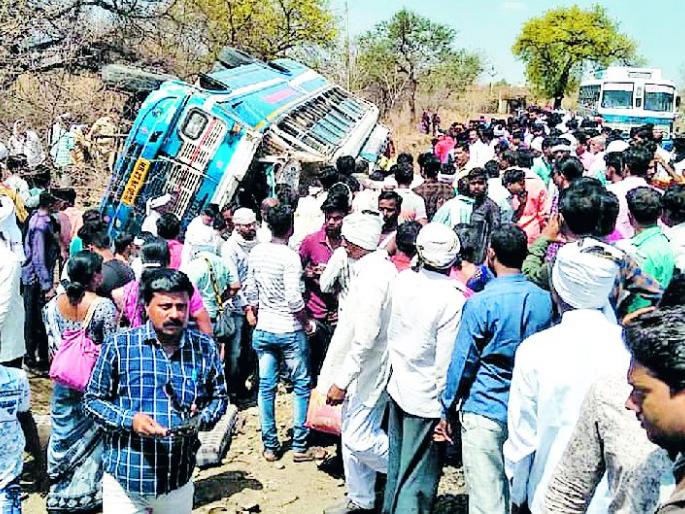 A dead, 53 passengers were injured in Anjangaon-Pilhurna bus accident | अंजनगाव-पांढुर्णा बस उलटली एक ठार, ५३ प्रवासी जखमी