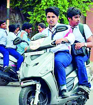 When the childish children's inhuman traffic? | शाळकरी मुलांच्या बेभान वाहतुकीला लगाम केव्हा? When the childish children's inhuman traffic? | शाळकरी मुलांच्या बेभान वाहतुकीला लगाम केव्हा?