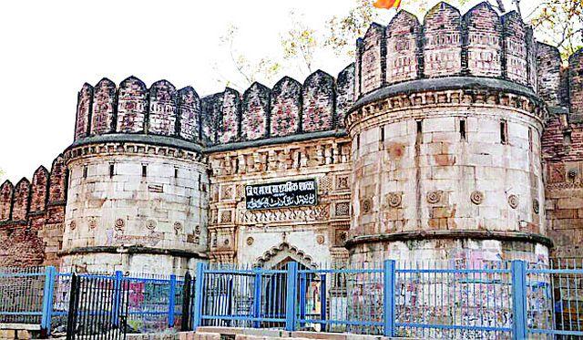 Blinds of the Central Government on the walls of the Achalpur, the doors and the hawk curtains | अचलपूरच्या परकोट, दरवाजे, हौज कटोऱ्यावर केंद्र शासनाची मोहोर Blinds of the Central Government on the walls of the Achalpur, the doors and the hawk curtains | अचलपूरच्या परकोट, दरवाजे, हौज कटोऱ्यावर केंद्र शासनाची मोहोर