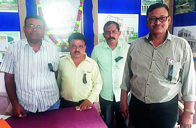  Work with the ZP engineers | झेडपीच्या अभियंत्यांचे काळ्याफिती लावून काम