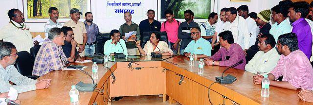 'Take 50,000 of mine and chief ministers'! | 'माझे अन् मुख्यमंत्र्यांचेही ५० हजार घ्या!' 'Take 50,000 of mine and chief ministers'! | 'माझे अन् मुख्यमंत्र्यांचेही ५० हजार घ्या!'