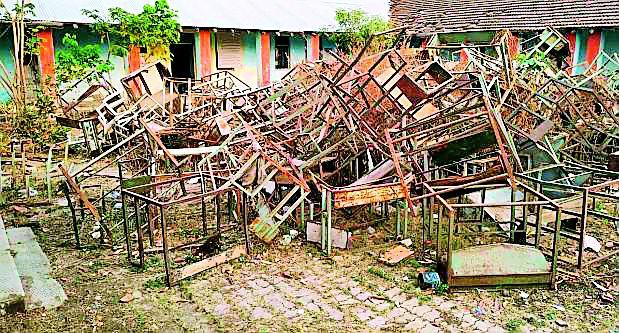 Health office kiosk? | आरोग्य कार्यालय की भंगारखाना ? Health office kiosk? | आरोग्य कार्यालय की भंगारखाना ?