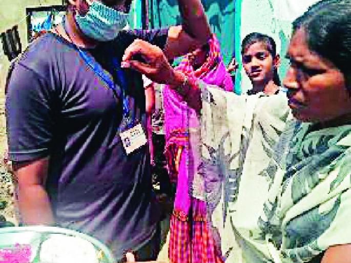 At Badenera, the cleaning, worship of the cleaning staff | बडनेरा येथे सफाई कर्मचाऱ्यांचे औक्षण, पूजन At Badenera, the cleaning, worship of the cleaning staff | बडनेरा येथे सफाई कर्मचाऱ्यांचे औक्षण, पूजन